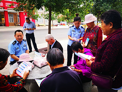 圖為師公共法律服務(wù)中心工作人員正在開展普法宣傳.jpg