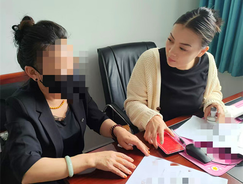 圖為：調(diào)解人員幫助簽訂調(diào)解協(xié)議.jpg