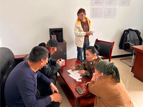 圖為：調(diào)解員為討薪民工聯(lián)系承包商照片_副本.jpg