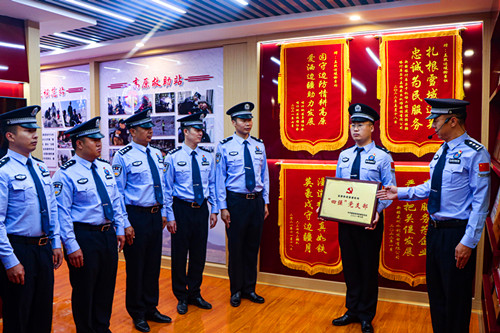 圖為民警參觀榮譽室_副本.jpg
